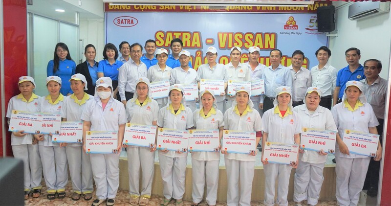 ong nguyen ngoc an tong giam doc cong ty vissan trao giai cho nguoi lao dong dat giai tai hoi thi tay nghe 2020