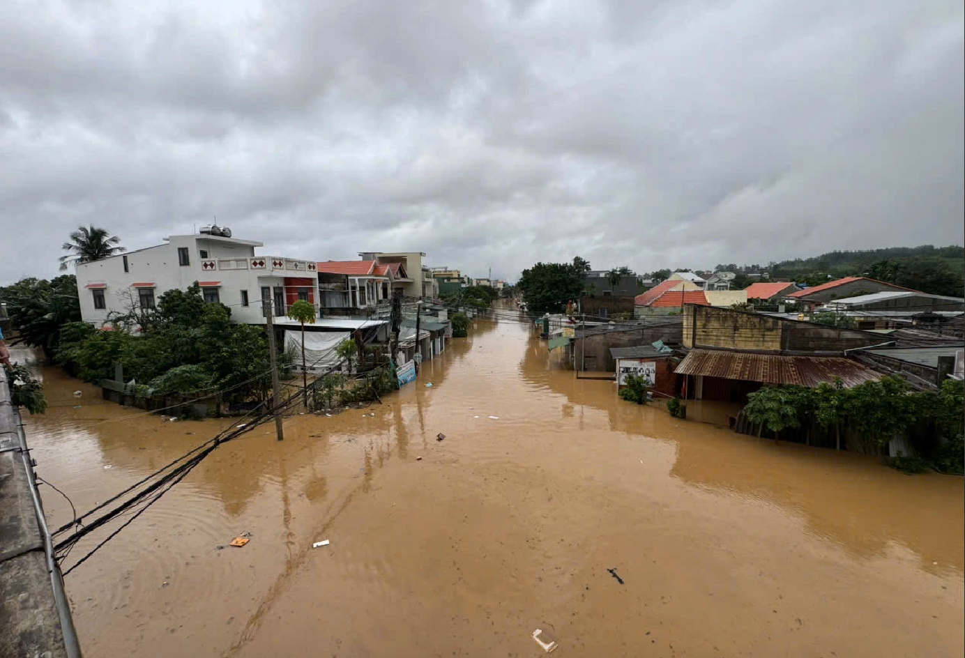 VISSAN giảm giá đến 50% các sản phẩm cứu trợ cho người dân vùng mưa lũ miền Trung ẢNH: HẢI PHONG